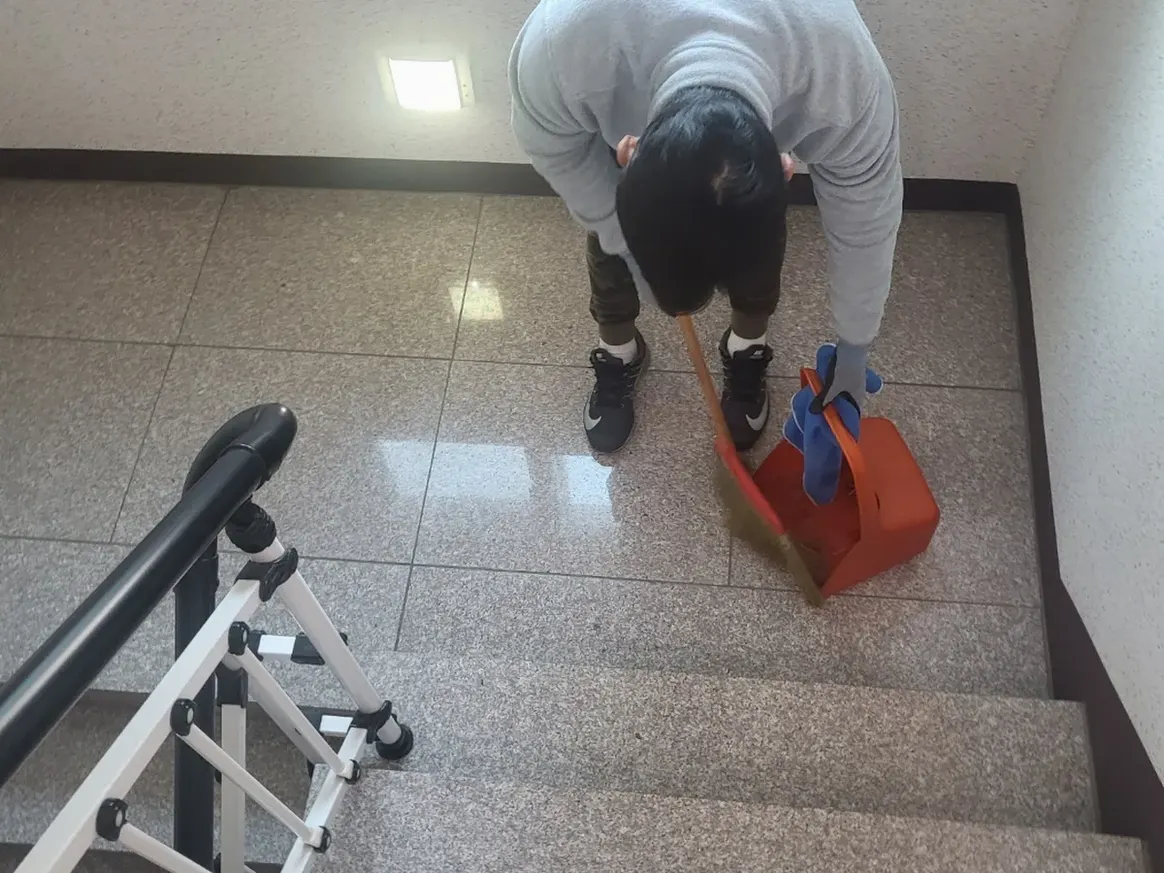 영양군 영양읍 건물 공동현관 장비 주변 정밀 위생청소 사례 - 행진크린