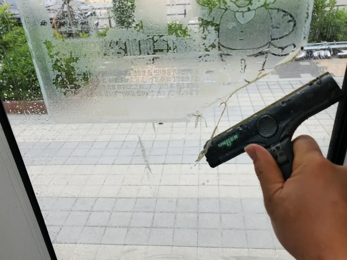 영양군 영양읍 사무실 고층 외창 장비 주변 정밀 위생청소 사례 - 행진크린